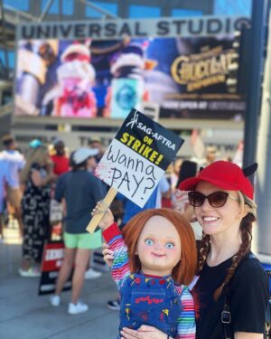 Kyra Elise Gardner Instagram - Puppeteers are performers too! The folks who bring your favorite adorable, or killer, puppets to life like this little guy are also repped by SAG and striking for better wages! ✊🏻 Just because you don’t see their faces doesn’t mean their performance isn’t also being captured on camera, and it is as equally vital. Hopefully we can all get back to slaying it on screens soon 🔪🖤
#sagstrike #chuckyseries #chuckys3