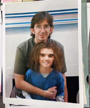 Kyra Elise Gardner Instagram - Little me would be horrified I’m sharing this on the internet but I can’t resist now. The @realgeicocaveman has returned after a long hiatus and it brought me back to when my dad turned me into a caveboy for their TV show. I was around 9 here?? I was a little self conscious about playing a “boy,” yet I totally kept that outfit and wore it for awhile since it had bigger pockets 👖 #soeasyacavemancandoit