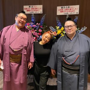 LUNA (MaryJane) Instagram - 今日は15年来の仲間である高砂部屋から九州場所で引退した神山と一月場所で引退した朝乃土佐の断髪式へ

20代の頃は、とにかくトガってて、生意気な2人！
ライブを皆んなで見に来てくれたのは良いがクラブの酒を
全部飲み干した事は今でも伝説話しw
朝乃土佐こと翔は明徳義塾高校から元横綱と闘い合って同じ部屋に入門と言うリアルなサンクチュアリの様なドラマ🔥
.
神山ことユウタは引退迄には第68代元横綱の朝青龍関の付け人となり、さらに、相撲界では1人しか居ないと言われ、そうそうたる横綱の綱打ちの責任者として、現場をあずかると言う凄腕の持ち主🔥

長い相撲人生の中でこの意味深い瞬間に立ち合え事に心からのお疲れ様と感謝の気持ちを送ります🙏
力士としての努力と奮闘に敬意を表しこれからの人生と新たなステージで、素晴らしい日々が続くことを心より願っています。