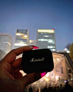 LUNA (MaryJane) Instagram - 私のイヤホンストーリーを見ていただけたのか
世界の著名アーティストも愛用のアンプと言えばMarshall
ジミヘン、クラプトンからオアシス✨
Marshallさんから10月にリリースされたばかりのイヤホンが到着🎁

Marshall Motif ll A.N.C. マーシャルのギターアンプの様なケース🖤
音の輪郭、アタック、スピード感がしっかりあってアプリでイコライザー調整があるから自分の好みの音に変えてジャンル違いで聴くと音の違いも凄く分かりやすい！
連続で30時間再生は、、、有り難い🥺

Thank u @marshallheadphones @marshallamps 🙏
#marshallamps 
#marshallheadphones