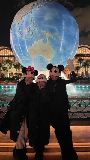 LUNA (MaryJane) Instagram - Week nightで15年ぶりのディズニーシー🎄
勢いで行くのも悪くない✨
#disneysea
#ディズニーシー