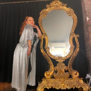 LUNA (MaryJane) Instagram - 伝説のイベント4年振りの復活は世界が変わってしまいすぎて、会場のアナウンスでも頑なに
「動画をSNSアップされる際はご来場者個人の倫理観をフルに使って判断していただくようお願い申し上げます🙏」
4年間で地球がひっくり返ったのよ🌎
ですので私も倫理観を持ち、もう一度見直してアップしていこうと思っています✨
会場はパンパンの大盛況に大役の審査員に呼んで頂きありがとうございました🙏
皆んなでのICHIBANは最高に楽しかった☝🏼
オネエスタイルダンジョンへ出演者、スタッフの皆様、本当にお疲れ様でした!!!!
オーガナイズQUEEN @aromu_namie 💋