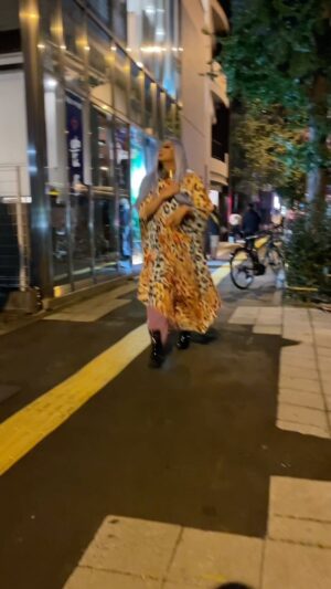 LUNA (MaryJane) Instagram - 話題のストリートスナップ風にD3メンバー に凸撃インタビューしてみたら、、、相変わらず自由解答でした🤣
是非LUNAチャンネルで最後まで見てね！！
#ストリートスナップ
#ドラァグクイーン 
#枝豆順子 
#サマンサアナンサ