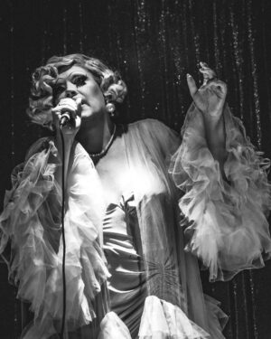 La Briochée Instagram - **CABARET GIRL** 

En janvier j'ai eu la chance d'être guest au cabaret @labouche_cabaret auprès de la famille d'artiste que sont @bilibellegarde_bililarme @mascaremascare et @grand.soir . Un lieu de partage, d'amour, d'art et de militantisme queer qui fait fortement chaud au coeur. 

Je vous aime. 

Merci à @amiriouk pour ces superbes photos 

#dragshow #dragqueen #rpdr #dragracefrance #dragrace #queer #cabaretshow #cabaret #queer #queerartist #lgbtq🌈 #transdrag #transgenre #transwoman