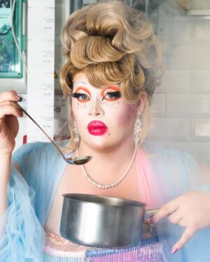 La Briochée Instagram - 🥖Where is Briochée ?! She's in the kitchen🥖

La Briochée aux fourneaux dans les cuisines de @madamearthur 

📸 : @teresasuarezphoto
Wig by @wigtsublu
Dress by @artofdiucelu

#dragshow #dragqueen #dragrace #dragracefrance #rpdr #transdrag #cabaret #cabaretshow #transgenre #transgirl #lgbtq🌈 #queer #queerartist #plussize #plussizemodel