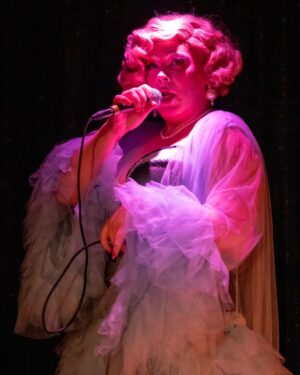 La Briochée Instagram - **CABARET GIRL** 

En janvier j'ai eu la chance d'être guest au cabaret @labouche_cabaret auprès de la famille d'artiste que sont @bilibellegarde_bililarme @mascaremascare et @grand.soir . Un lieu de partage, d'amour, d'art et de militantisme queer qui fait fortement chaud au coeur. 

Je vous aime. 

Merci à @amiriouk pour ces superbes photos 

#dragshow #dragqueen #rpdr #dragracefrance #dragrace #queer #cabaretshow #cabaret #queer #queerartist #lgbtq🌈 #transdrag #transgenre #transwoman
