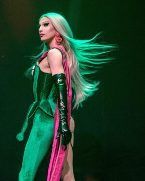 La Grande Dame Instagram - On tour 🐸🍑🇬🇧 @vossevents @dragraceukbbc @worldofwonder 

@nickbl.photography
