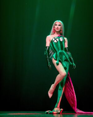 La Grande Dame Instagram - On tour 🐸🍑🇬🇧 @vossevents @dragraceukbbc @worldofwonder 

@nickbl.photography