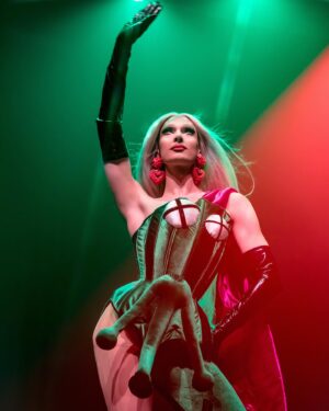 La Grande Dame Instagram - On tour 🐸🍑🇬🇧 @vossevents @dragraceukbbc @worldofwonder 

@nickbl.photography