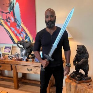 LaMonica Garrett Instagram - Heck of a morning. @schwarzenegger telling me he's a huge 1883 fan was kinda surreal. His movies helped shape my childhood.  We talked riding horses (Conan) and working out.. 
Grateful to be invited to meet w/ 
Vice Admiral William Houston- Commander U.S. Submarine Forces, to talk submarines, the military in general,  Hollywood's relationship w/ of the military, & authenticity. Most of my roles are either soldiers or former soldiers, so I took a lot away from this discussion.  Thank you @fernandoinla for a seat at the table. ✊🏾💯
And you may or may not see me getting a few workouts in at #goldsgym Venice in the next week or so 💪🏾💪🏾
#arnoldschwarzenegger #1883TV 
@specialopslioness #specialopslioness #lionesspplus #lamonicagarrett #usnavy #conan #predator #terminator