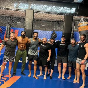 LaMonica Garrett Instagram - Swipe ⬅️ So excited to be teaming back up with my @terminallistpv family for the prequel #DarkWolf on @amazonprime 
Right before we went to camera to start the season, a few of the cast got together to get a workout in at @jayglazer gym Unbreakable.. And I think it's safe to say we all crawled outta there a little broke... haha 
@derwinjames put us through one of his workouts getting reading for his next season with the @chargers 
😓😓😓
What a great start in LA before heading to Budapest to continue filming. A video with much more Budapest scenery coming shortly, I think I walked about 15k steps a day on my days off... Can't wait for y'all to check this new season of #terminallist  It's gonna be 🔥🔥🔥
@jackcarrusa @digiliofilms @prattprattpratt Thank You! 
🙏🏾🤙🏾💪🏾
