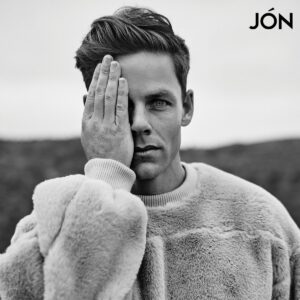 Lachlan Buchanan Instagram - I did not poke myself in the eye 🫠

Great fun shooting for @jonmagazine answering important questions about #TV and #Pies 🤭

📸: @leighkeily 
.
.
.
.
.
.
.
#photoshoot #jonmagazine #fashion #actor #aussie