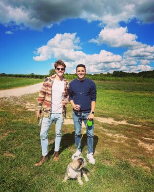 Lachlan Buchanan Instagram - Orchards 🍎 
Wineries 🍷 (maybe too many)
Pies 🥧 
Mates 🧑‍🌾
That’s a solid weekend right there 💪🏻 

#Michigan #Fennville #Countryside #applepicking #winery #mates #goodtimes #idiots