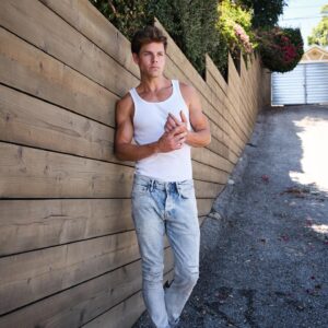 Lachlan Buchanan Instagram - Just waitin’ 😎☀️

📸 @treasurbite - total legend.

#SummerTime #PhotoShoot #Actor #90s