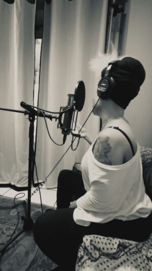 Lady Blackbird Instagram - I wanted to share a little behind-the-scenes of writing and recording my new single “Reborn” @villagestudios with @bensbrother1 🎶

Stream Reborn and Pre-order Slang Spirituals now 🔥