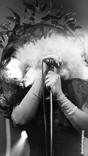 Lady Blackbird Instagram - 5 feet tall #blackacidsoul

📸 @ashphotoagency