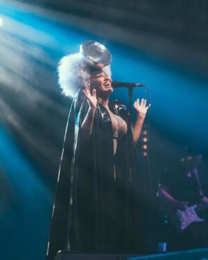 Lady Blackbird Instagram - So wonderful to experience summer in Warsaw for the first time. ☀️
The festival was skillfully curated and the crowd 
filled with radiant faces and magical feelings!!!!
Thank you everyone who’s come out to see me so far, grab tickets in the link in my bio for the upcoming tour! See you soon! 🖤✨

📸: matty.jackielski