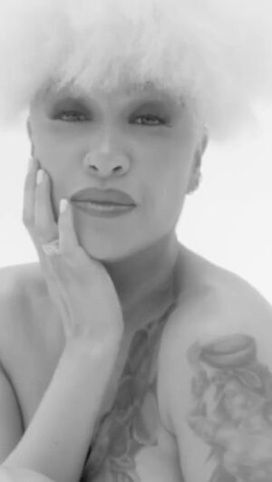 Lady Blackbird Instagram - 🟣 YOU’RE MY HEART, YOU’RE MY SOUL 

@iamladyblackbird to amerykańska wokalistka, która w krótkim czasie zdobyła ogromne uznanie w świecie jazzu i soulu. Jej debiutancki album “Black Acid Soul” zachwycił zarówno krytyków, jak i słuchaczy. Jej głos jest pełen głębi i emocji, a jej styl przywodzi na myśl klasyczne ikony jazzu. Wpadnijcie na Jazz Around Festival i przekonajcie się, dlaczego Lady Blackbird jest na ustach wszystkich! 

Widzimy się @u_jazdowski  28 - 29.06.2024 

#ladyblackbird #soul #jazz #jazzaround2024 #jazzaround #jazzfestival