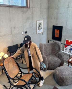 Lady Jane Instagram - 자곡동에서 성수동, 파주까지 
빈티지가구 쇼룸 투어😎
그리고 원오디너리맨션에서 겟한 
Martinelli luce의 Serpente floor lamp
거실이 환해지는 느낌이에요✨

마지막 소파는 아직도 째려보는 중...