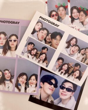 Lady Jane Instagram - 크리스마스 스케쥴🎄
아침부터 모여서 #원대구탕 
#파이인더샵 들러서 케이크 사고
저녁에 다시 모여서 #팀호완 #방어회 #맥주
마지막은 #인생네컷 
이제 루틴이 된 가족모임🤍