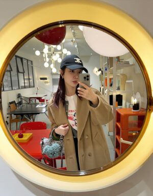 Lady Jane Instagram - 자곡동에서 성수동, 파주까지 
빈티지가구 쇼룸 투어😎
그리고 원오디너리맨션에서 겟한 
Martinelli luce의 Serpente floor lamp
거실이 환해지는 느낌이에요✨

마지막 소파는 아직도 째려보는 중...