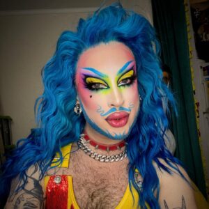 Laila McQueen Instagram - Delighted and shocked to find that I actually took a makeup photo BEFORE the gig yesterday!!! Had so much fun at @verythatparty, that today I’m veryhungover <3 
—
-
Used a lot of @danessa_myricks @unicornskincosmetics @ardellbeauty @litcosmetics @sugarpill @sensoriumbeauty @kimchichicbeauty 

Super cute outfit you can barley see- hoodie by @tenyardsclothing and @willam tee dress by me