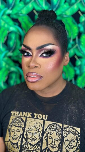 Laila McQueen Instagram - Editing this video was a lot of going through clips of laughing and cutting up, I always love painting @12amdoll face!! 💕
Classic glam for the love ball ❤️