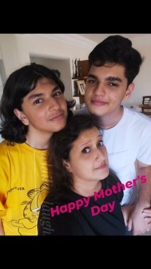 Laila Mehdin Instagram - When you are the shortest 😄

✨️💗Happy Mother's Day to all the wonderful mothers out there 💗✨️