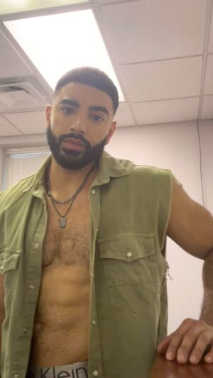 Laith Ashley Instagram - Tryna take a cute picture while waiting to be called to set 🎬