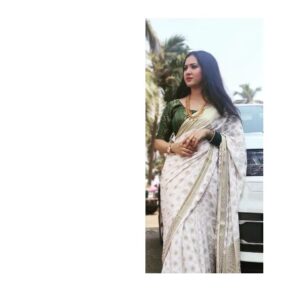Laksha Shetty Instagram - Mallige 💚

The scent of jasmine flower is said to soothe the soul🥰
.
.
.
.
.
.
.
PC @happyhuman6
.
.
.
.
#saree #justlike #jasmine
#white #and #green #instapic #live #love #laugh 
#instagram #instagood #happyme