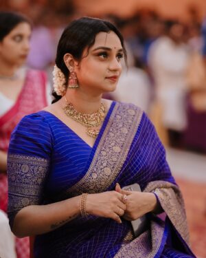Lakshmi Nakshathra Instagram - Not posed ! Just a Candid ❤️

📸 @prabhulps_photography 
Saree @ashimafashionstore 
Jwlry @goldencup_rental_jewellery 
Muah @sindhu_valsan 
Blouse Designed @chakitha_designs 

#lakshminakshathra #wedding #aishwarya #starmagic #candid