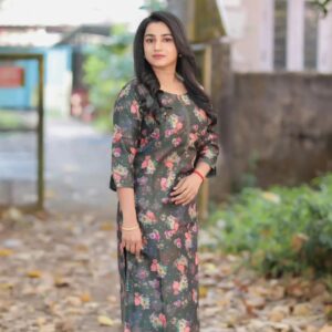 Lakshmi surendran Instagram - 😊😊😊😊🤗
Outfit: @y_not_boutique 
📸@picturesque_krishna
Simple makeup look @vibefamilysalon
#modeling #costumedesign #kottayam #kottayamkari
#serial #actress #malayalamserialactress