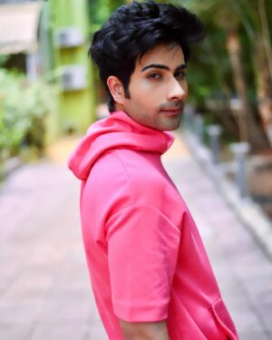 Lakshya Handa Instagram - Ye hoodie season bhi sirf logo ki be-hoodie harkate dekhne me hi nikal raha hai. 🤓😎🧐
#winters #hoodie #photooftheday