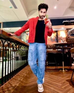 Lakshya Handa Instagram - season 22 ep 01 🥤🕯️🍒🍸
Swipe left to delve into 1920’s vibe @thelittleeasyindia #thelittleeasyandheri