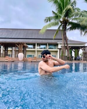 Lakshya Handa Instagram - I would rate this view Tan/tan 🌊 🏊 
.
.
.
#summer #tan #pool #swim