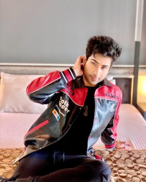 Lakshya Handa Instagram - Arz kiya hai
“Woh tumhe DP dikhake gumraah karegi, Magar tum AADHAAR card par ade rehna”
🤘😎😜