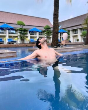 Lakshya Handa Instagram - I would rate this view Tan/tan 🌊 🏊 
.
.
.
#summer #tan #pool #swim