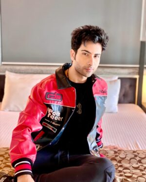 Lakshya Handa Instagram - Arz kiya hai
“Woh tumhe DP dikhake gumraah karegi, Magar tum AADHAAR card par ade rehna”
🤘😎😜