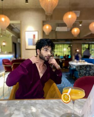 Lakshya Handa Instagram - Your Snack time 🍇
Get yourself a me ☃️ 
.
.
.
.
#style #bayroute #juhu #bayroute #bayroutedining @bayroutedining #bayroutevoyage #5yearsofbayroute #bayrouteexperience