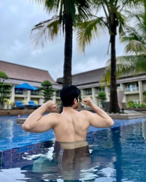 Lakshya Handa Instagram - I would rate this view Tan/tan 🌊 🏊 
.
.
.
#summer #tan #pool #swim