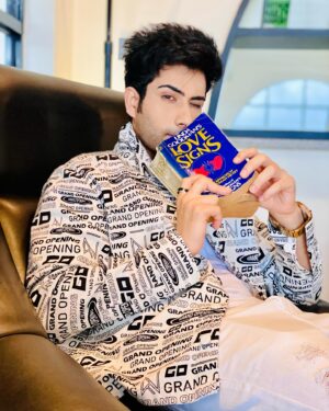 Lakshya Handa Instagram - Kit kat tak theek hai , kit kit nahi pasand mujhe 🙈 🍫 
.
.
.
#caption #fun #instapost #postoftheday