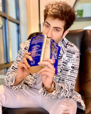 Lakshya Handa Instagram - Kit kat tak theek hai , kit kit nahi pasand mujhe 🙈 🍫 
.
.
.
#caption #fun #instapost #postoftheday