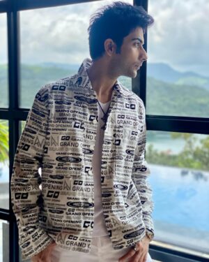 Lakshya Handa Instagram - Jinka new year par koi nahi hota, unka IIFA awards hota hai. 🤩🤩 #happynewyear #2024 #lastpostof2023 
I wish everyone peace , wealth , love . Blah blah .. ❤️