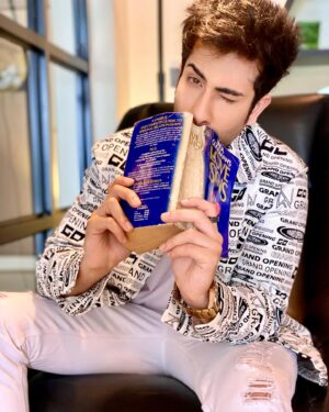 Lakshya Handa Instagram - Kit kat tak theek hai , kit kit nahi pasand mujhe 🙈 🍫 
.
.
.
#caption #fun #instapost #postoftheday