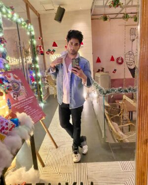 Lakshya Handa Instagram - On Christmas, Everyone says:
Santa aayega ,Santa aayega 🎅 🎅 
But, deep in our hearts we all know ..
Ghanta aayega!!! 🔔 🛎️ 
Merry Christmas🎄 🌲  Jingle Balle Jingle Balle ho ho ho 
#merrychristmas #newyear #celebration #festival #december