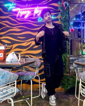 Lakshya Handa Instagram - Whatttt a VIBEEEE !!!! At this asian fusion restaurant @the.tipsytiger , its a cheerful drinking den serving the perfect blend of your asian favourites 🤤 😋 🍱 
@lucidmedia.in @nitinbabliofficial @nitishsingh__11 
Had so much fun 🤩 
Swipe to see what all i tried 🍛 👉
Caution : THIS PLACE IS TIPSY AND ITS WILD TOO 😈🐯