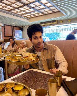 Lakshya Handa Instagram - How my lunch looks like 🍛 @maharajabhogmumbai 
The most authentic Gujarati and Rajasthani Thali #maharajabhog 
This is not just a Thali , its a thali of smile , happiness and lots of joy 🤩 @teamashishmaheshwari 
#thali #maharajabhogthali #food #juhu