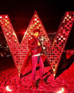 Lakshya Handa Instagram - 17 saal pehle suna tha bade W ke neeche 10 Kalol rupay hai , wahi lene aaya hu 
Kis kis ko chahiye 10 kalol ? 💰 💴 💵  #dhamaal 
#wgoa #goa #lookoftheday #lights #jackets #style