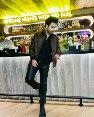 Lakshya Handa Instagram - Caption Nahi Hai , Tension Bhut Hai , Chahiye ? 🤓🥴
.
.
.
#lookoftheday #mood #caption #jacket #look #fashion #style #epitome