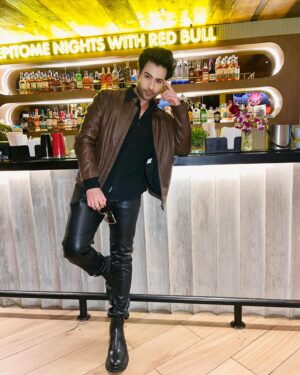 Lakshya Handa Instagram - Caption Nahi Hai , Tension Bhut Hai , Chahiye ? 🤓🥴
.
.
.
#lookoftheday #mood #caption #jacket #look #fashion #style #epitome